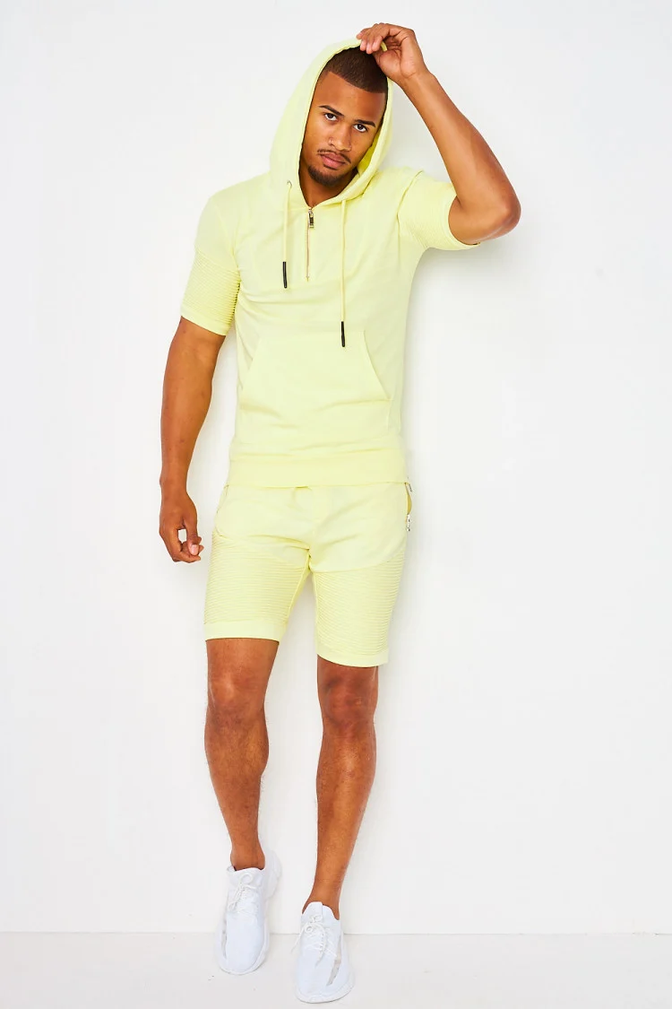 Short jaune avec motif en relief sur les cuisses