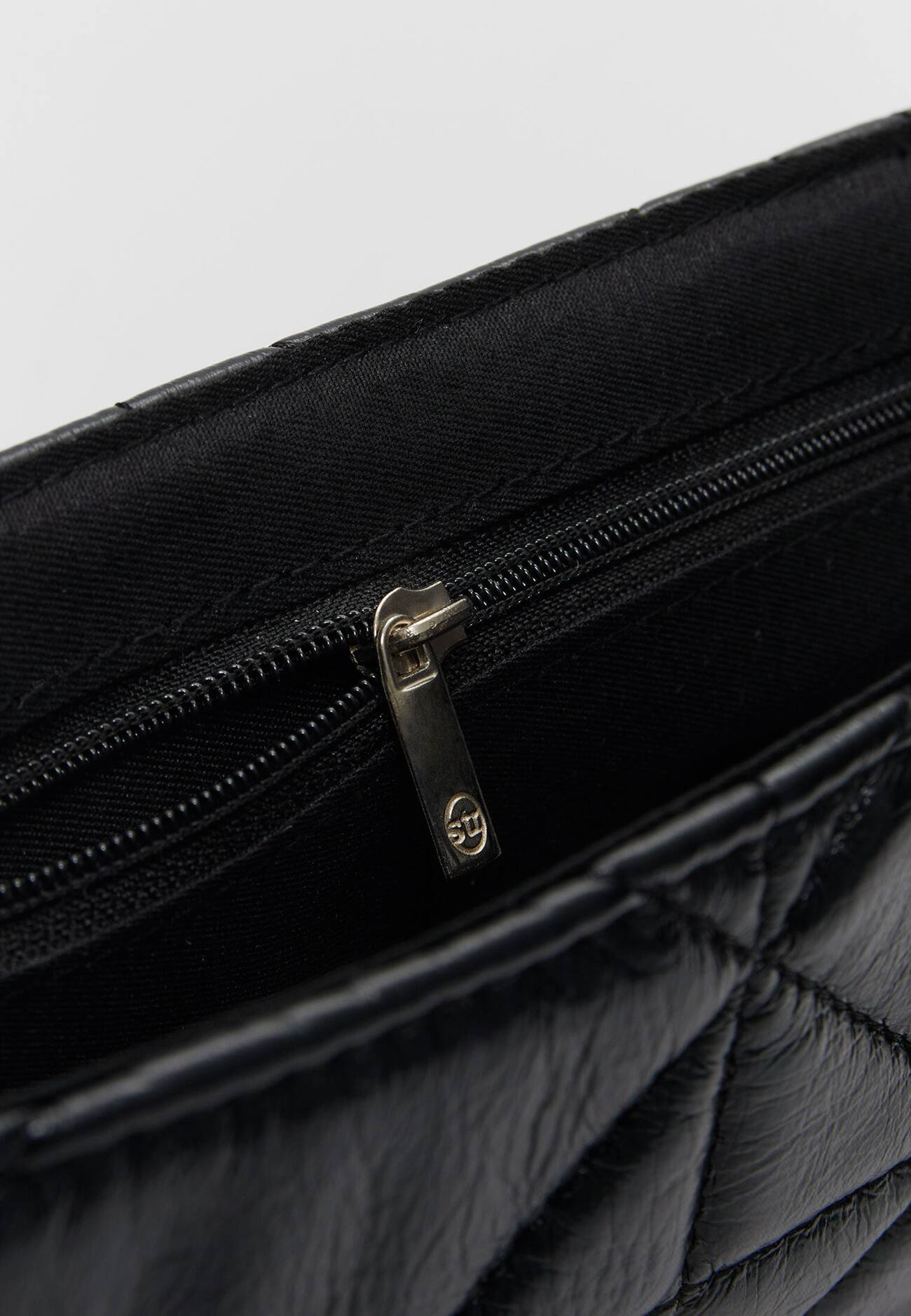 Bolsa transversal acolchoada com aba