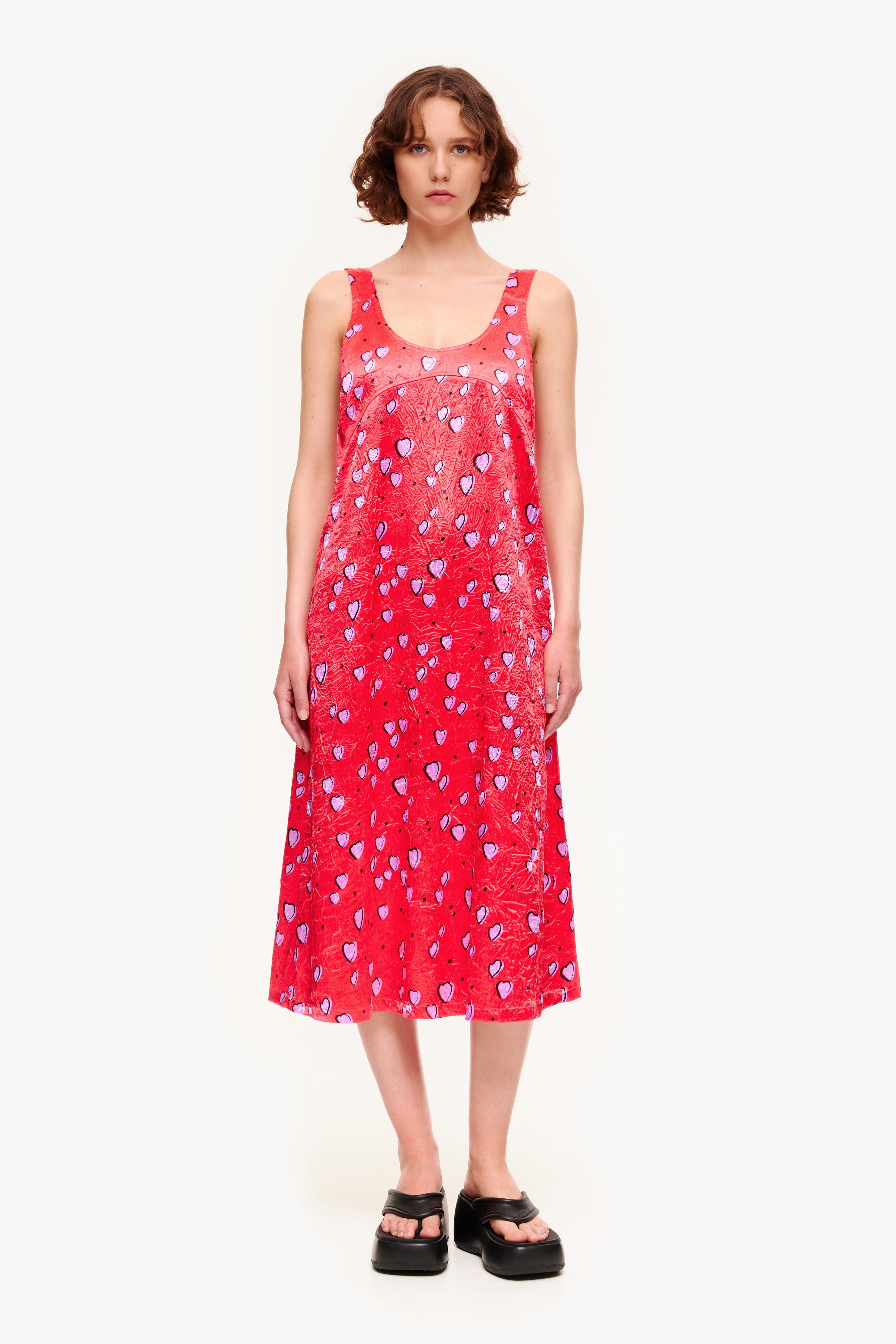 Vestido vermelho com estampa de corações pequenos