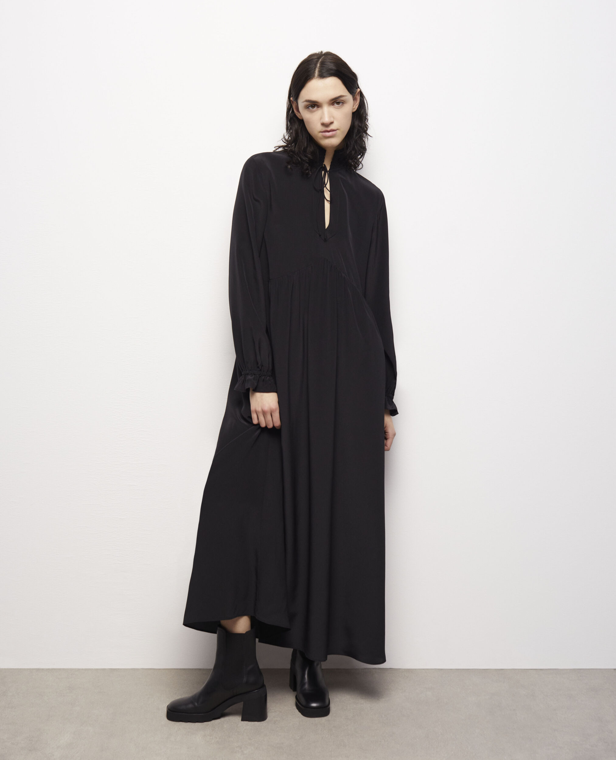 Robe longue en soie noire