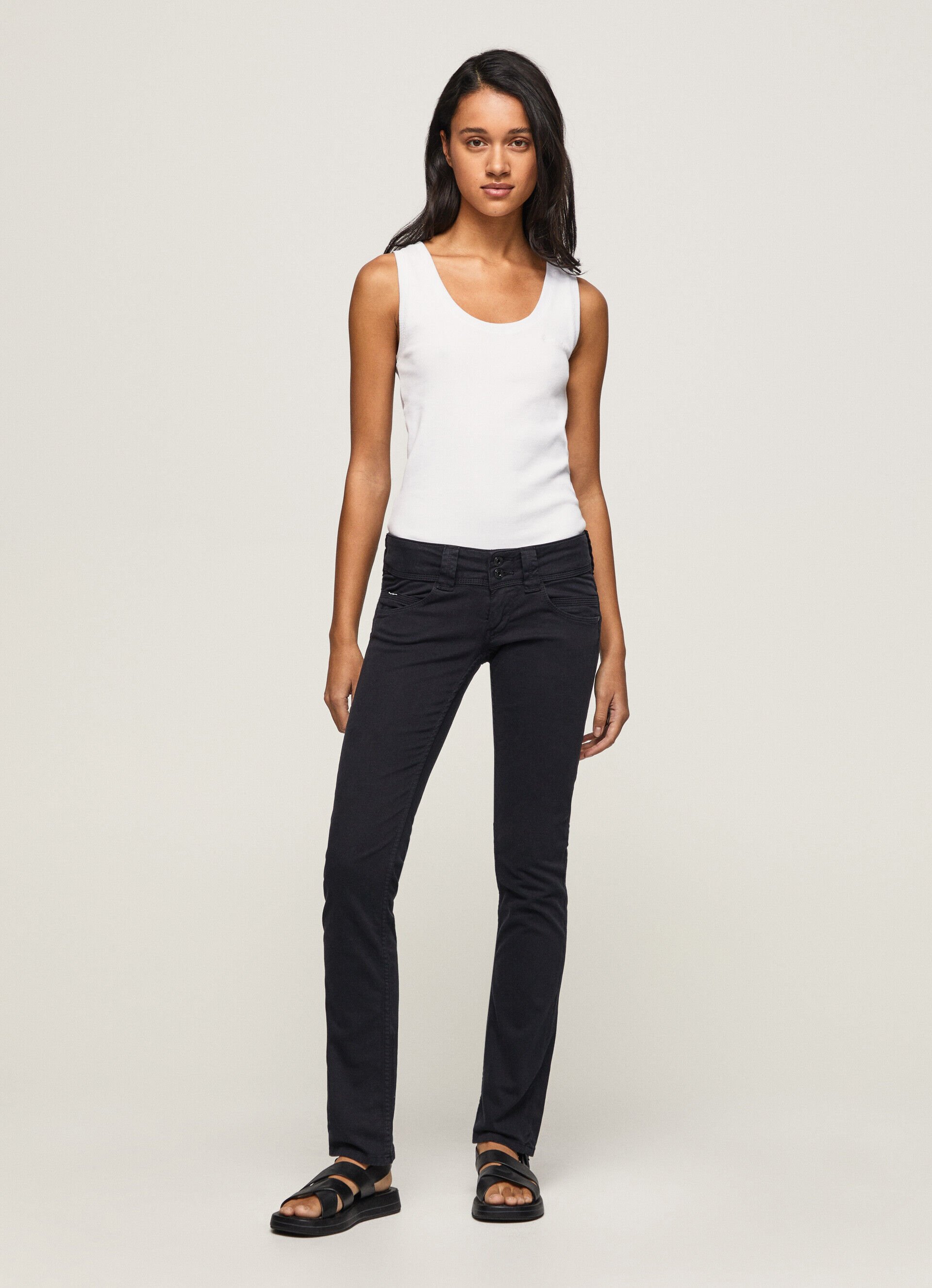 Calça reta com 5 bolsos - preta
