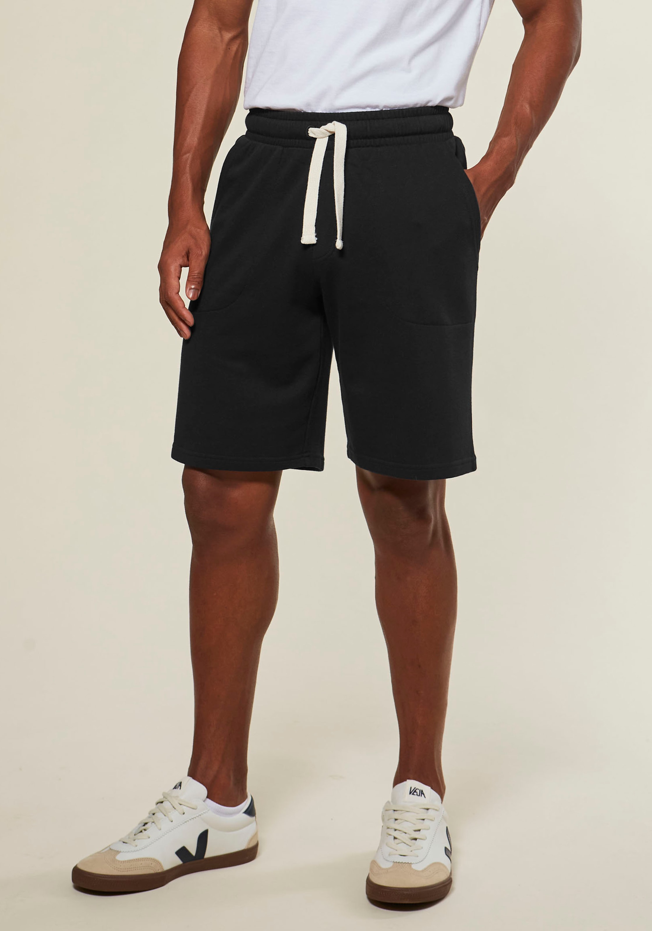 KangaROOS Sweatshorts  , seitliche Taschen, kontrast Bänder