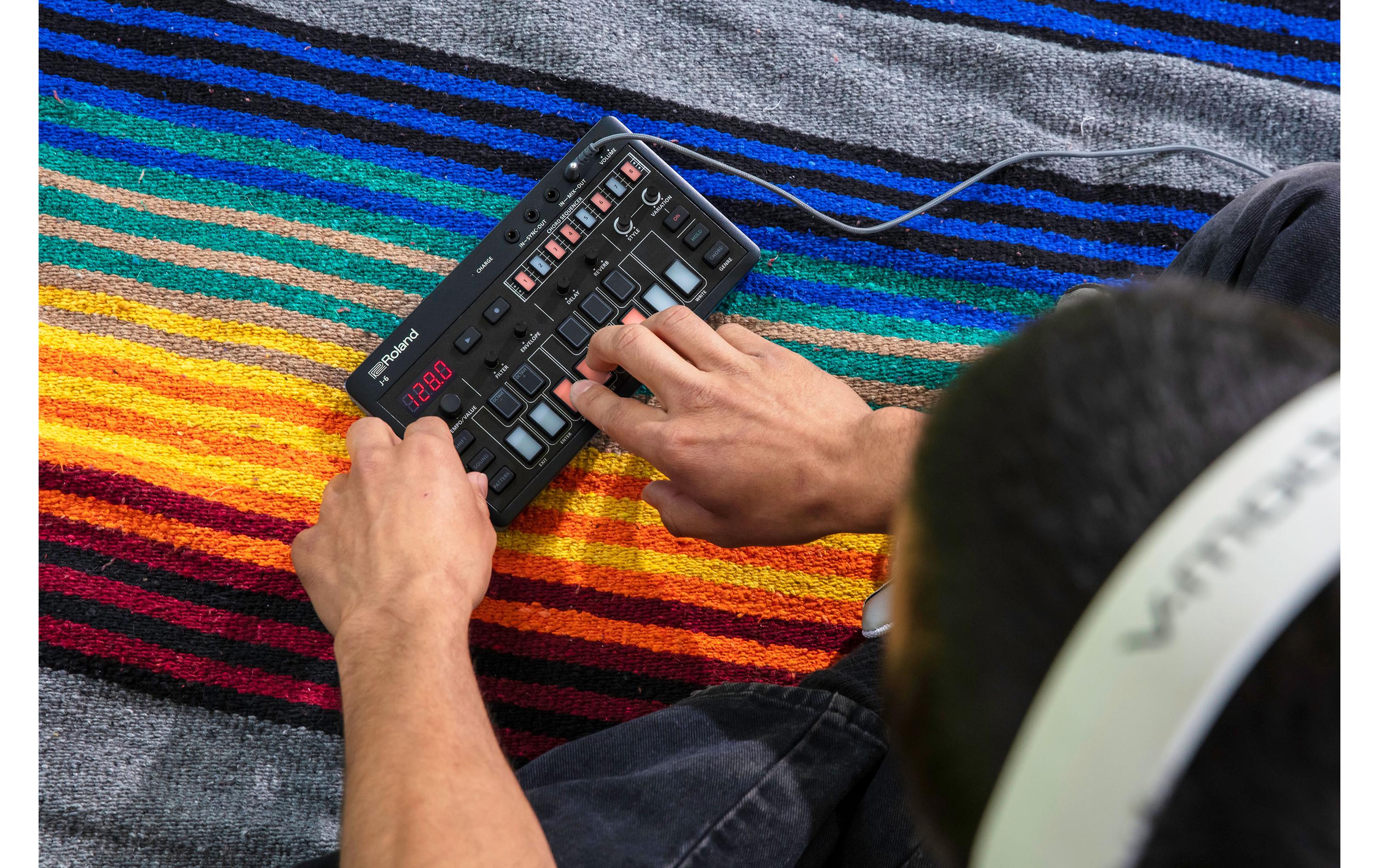 Synthesizer AIRA J-6 Chord<br>Innovative musikalische Toolbox mit kreativem Akkord-Sequencing und authentischem JUNO-60 Sound