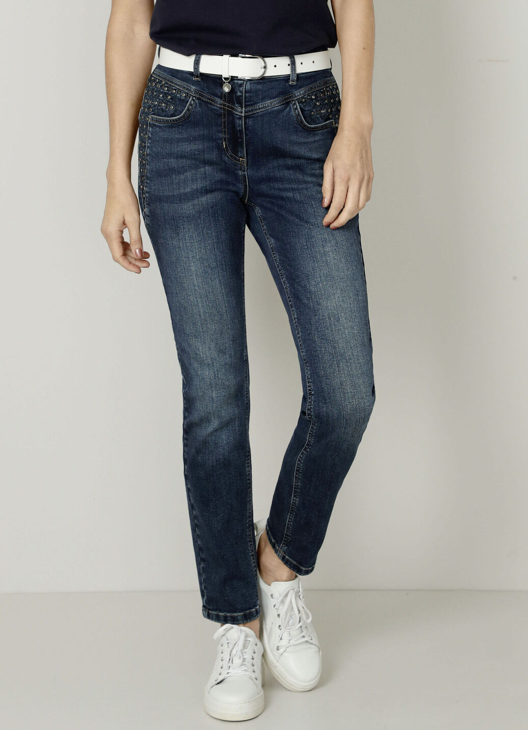 Jeans mit Glitzersteinchen und Ziernähten