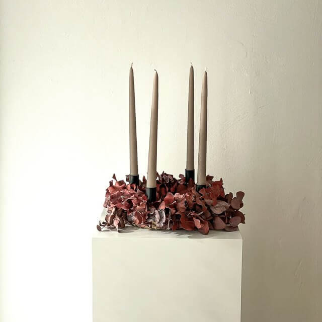 Adventskrans, gedroogde bloemen, rode eucalyptus