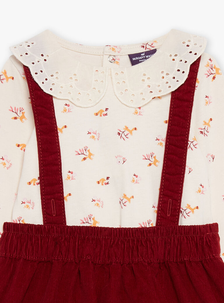 Jupe chasuble rouge foncé en velours côtelé et body écru en jersey