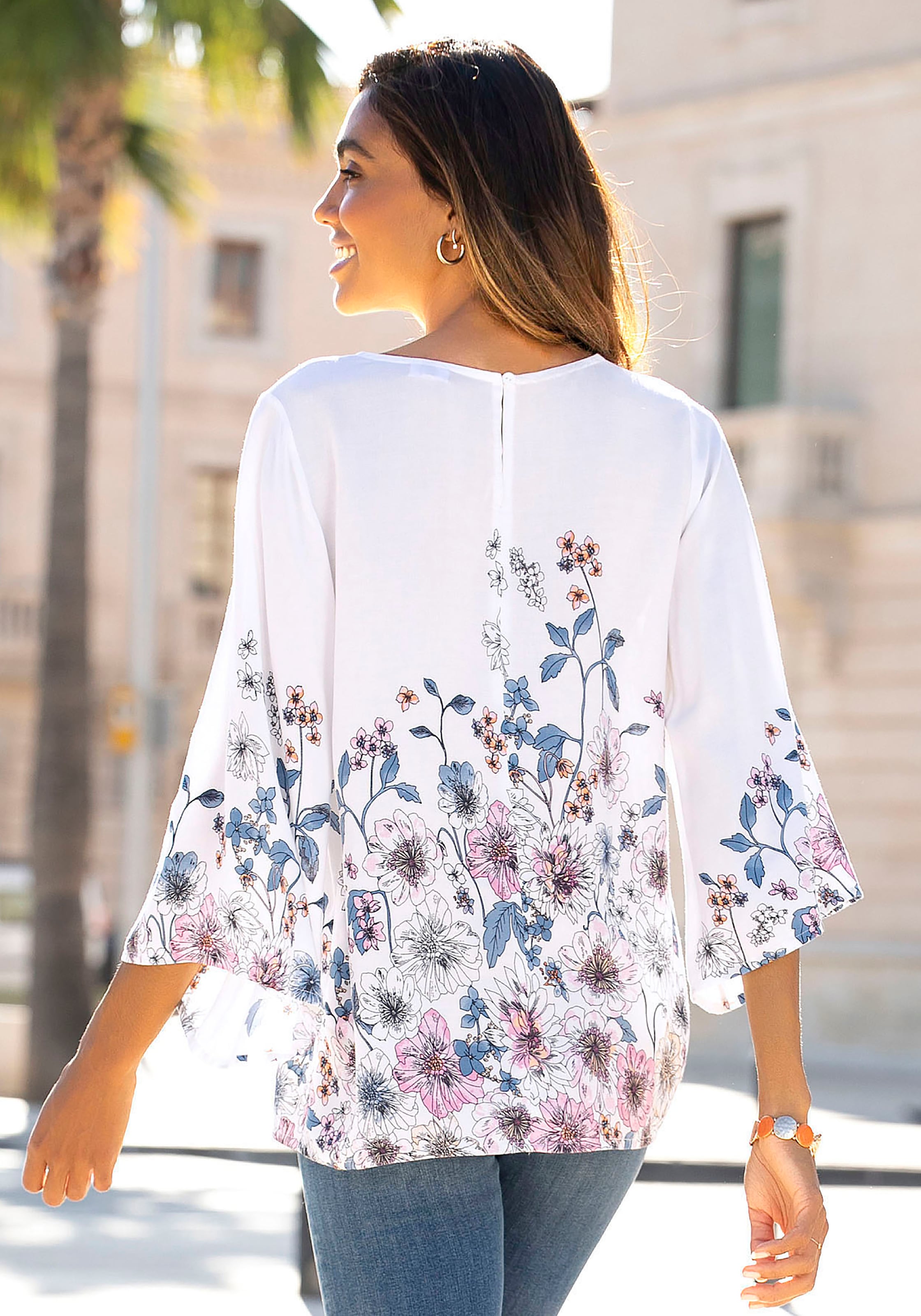 LASCANA Schlupfbluse mit Blumenprint und Trompetenärmeln, Blusenshirt, sommerlich