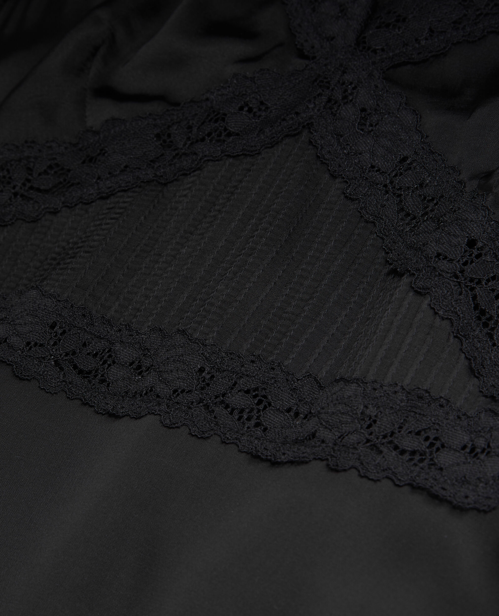 Robe longue noire avec détails en dentelle
