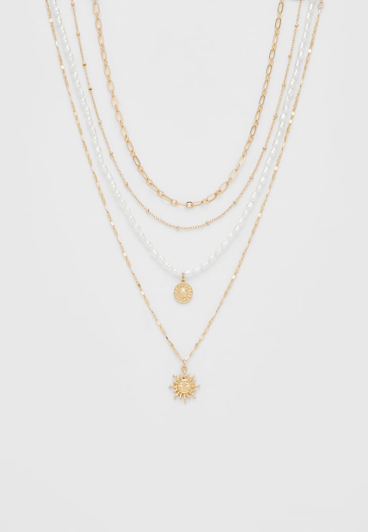 Conjunto de 4 colares com pingente de sol e pérolas artificiais.
