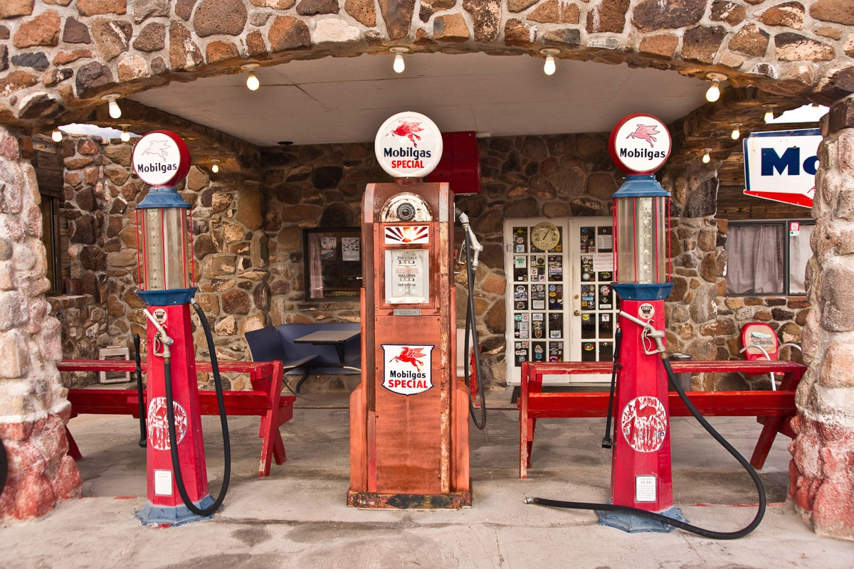 Papermoon Fototapete »Alte Tankstelle«