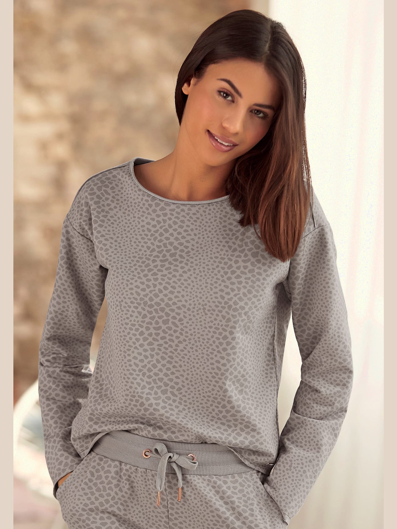 Sweat-shirt manches longues confortables, coupe légèrement raccourcie