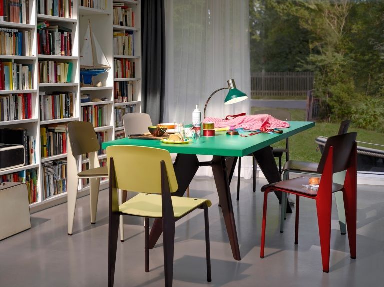Vitra EM Table tafel 200x90, massief eiken, diepzwart