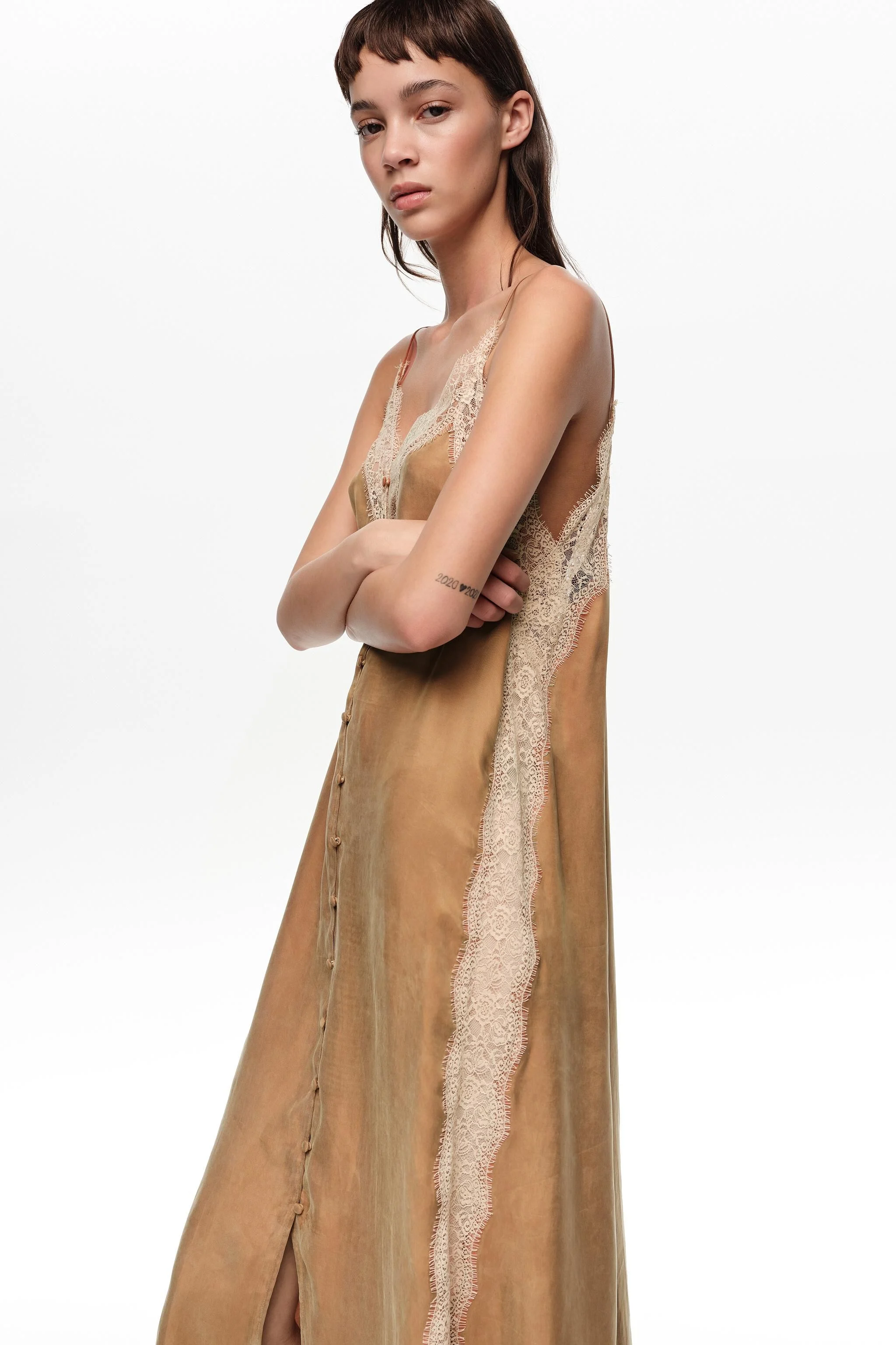 Vestido de alças cor caramelo com renda contrastante