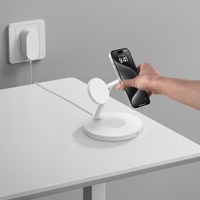 Belkin BoostCharge Pro 3-i-1 Qi2 trådløs ladestation (hvid)