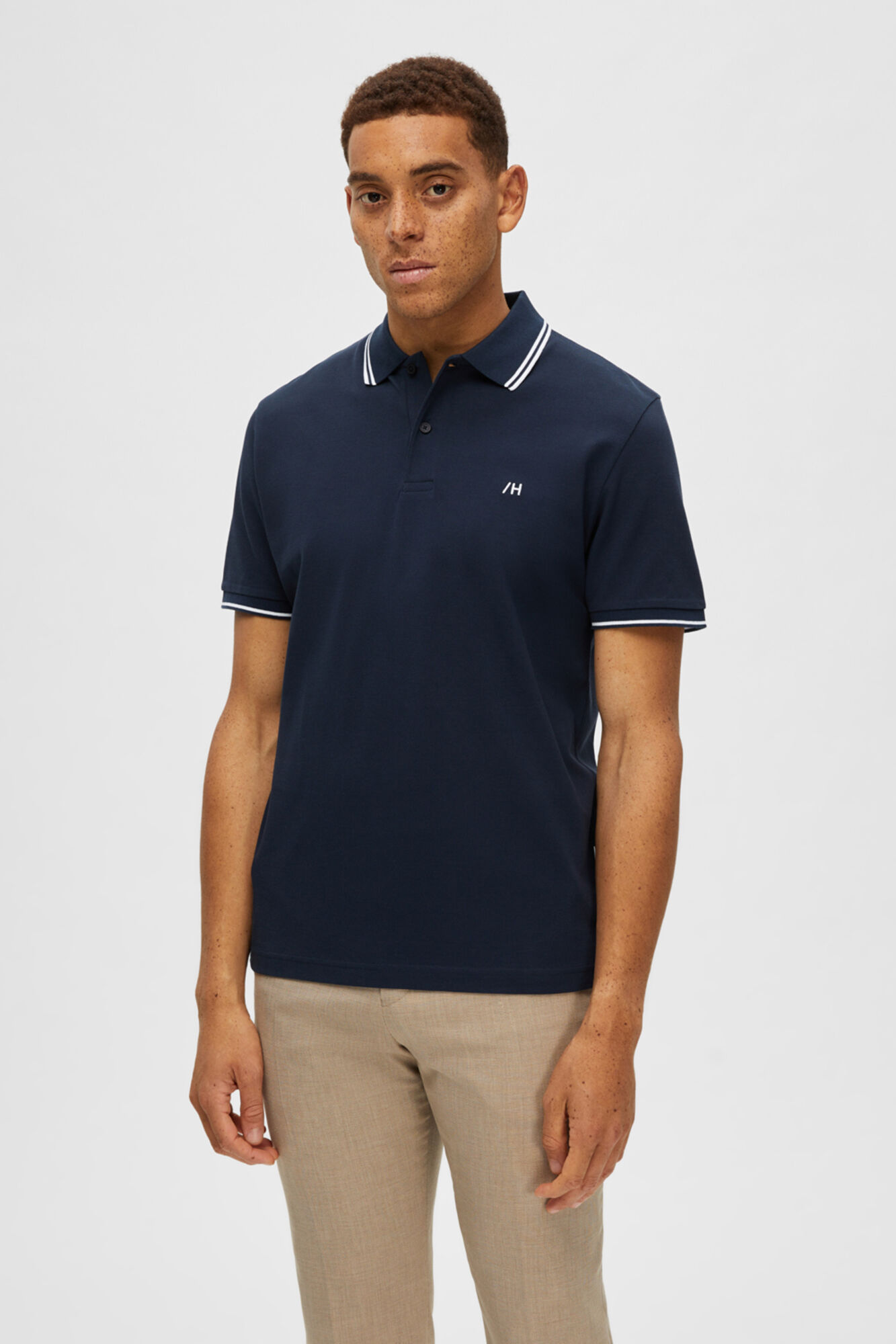 Camisa polo confeccionada em 100% algodão orgânico com logo bordado - Azul marinho