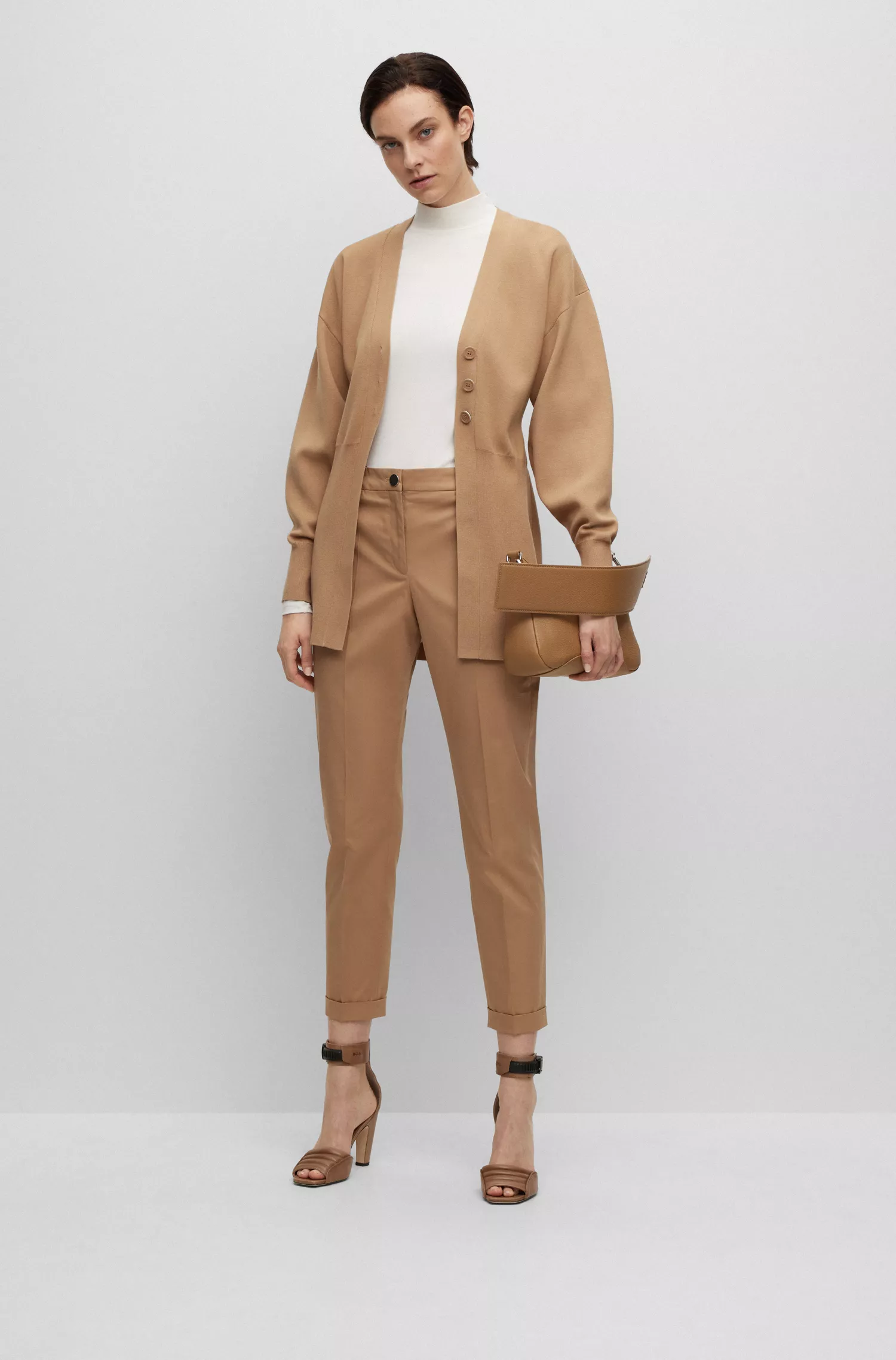 Calça BOSS preta, corte regular, em sarja de algodão elástico.