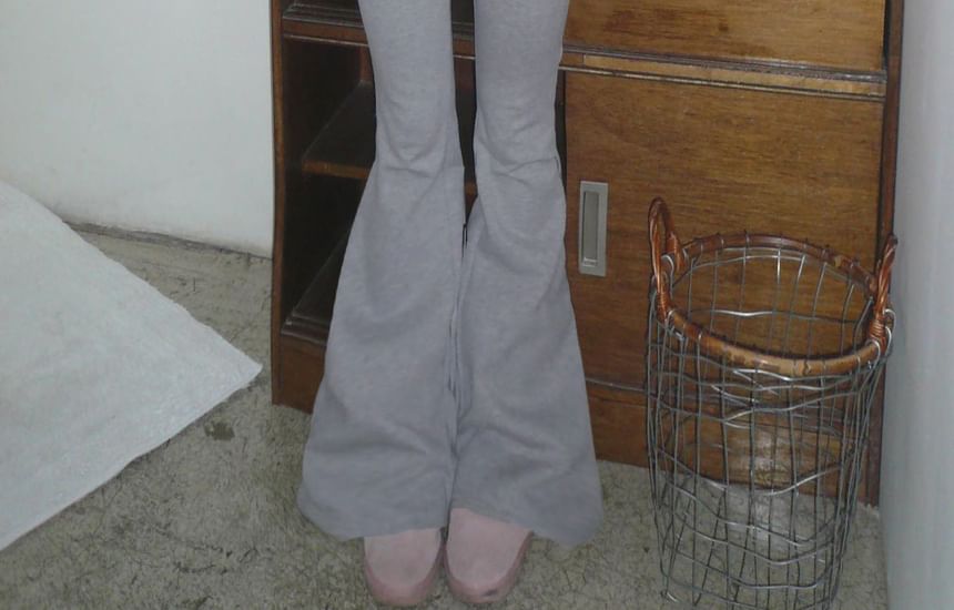 Puffie - T-shirt met lange mouwen, V-hals en strik, gerimpeld / Mid waist two-tone flared joggingbroek