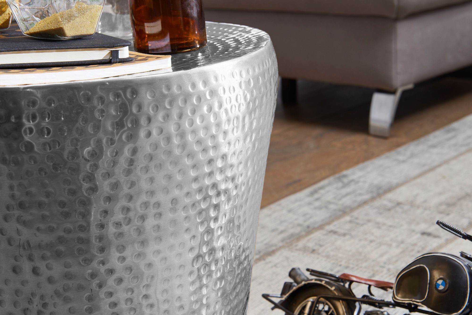 KADIMA DESIGN Orientalischer Hammerschlag-Dekotisch aus Aluminium, exotisches Design