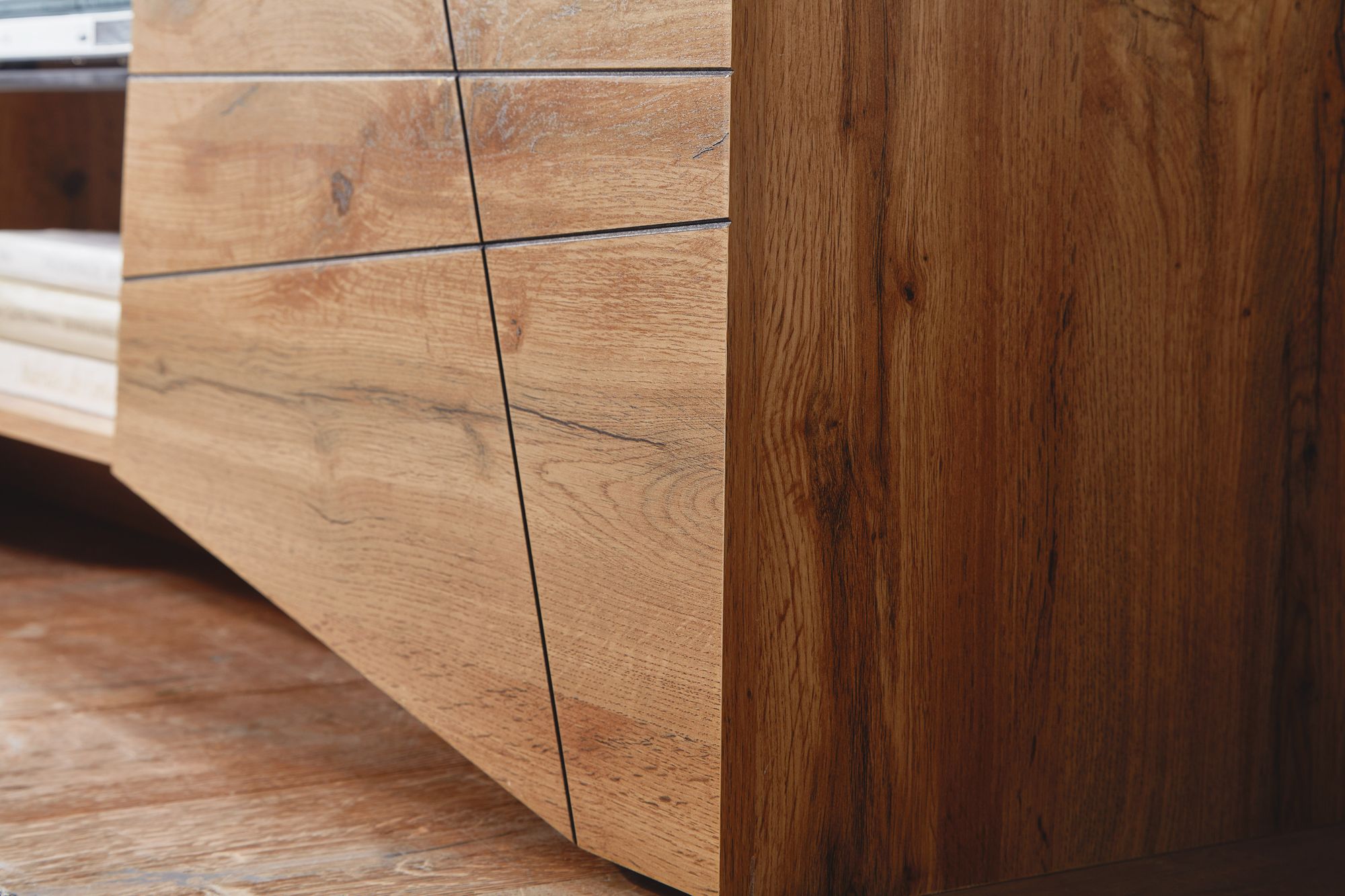 KADIMA DESIGN TV-Lowboard Holz Eiche-Dekor, Platz für 70-Zoll TV, Eichenoptik und Glas