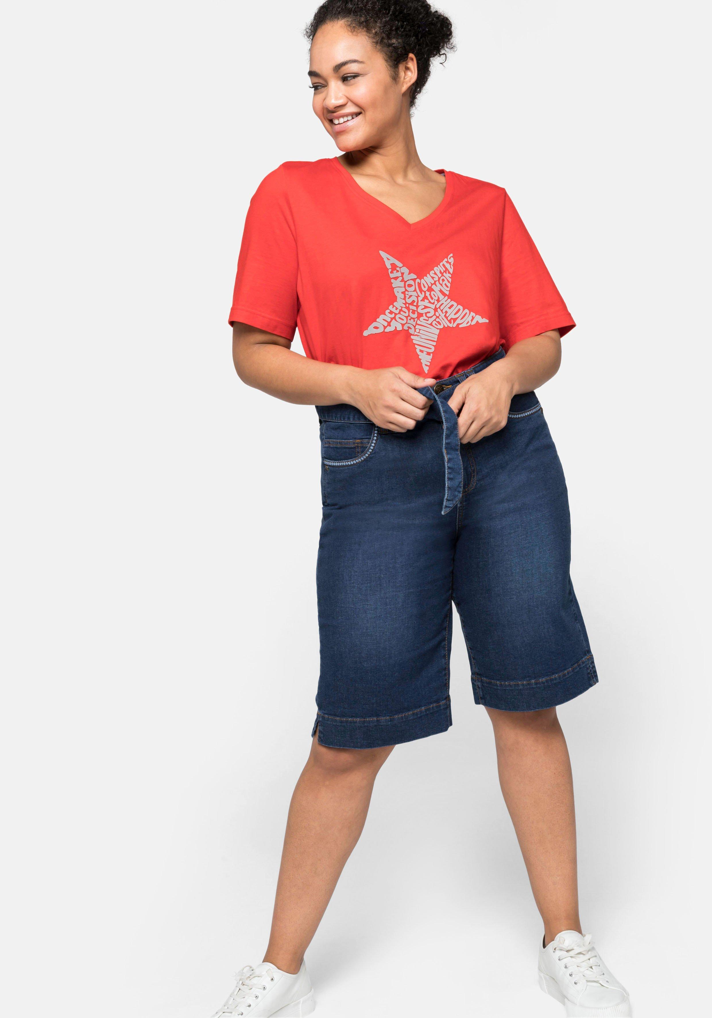Jeansbermudas mit breitem Bund und Bindegürtel