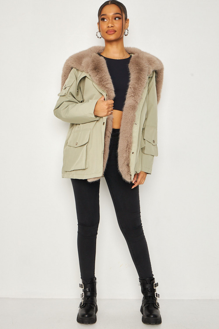Parka verte fourrée avec col fausse fourrure