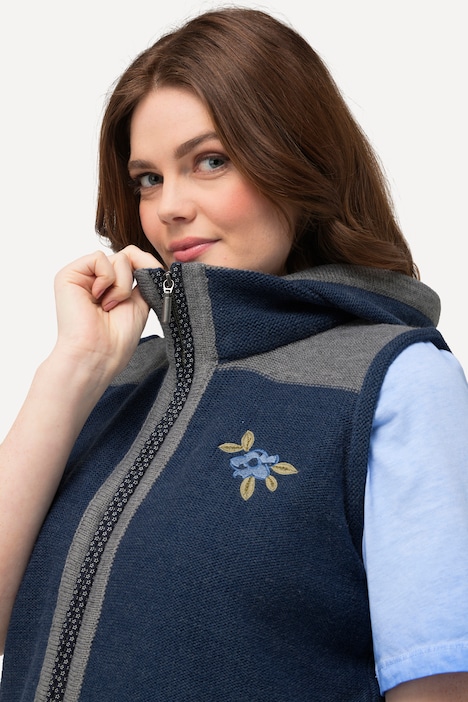 Trachten-Strickweste, Kapuze abnehmbar, florale Stickereien, ärmellos