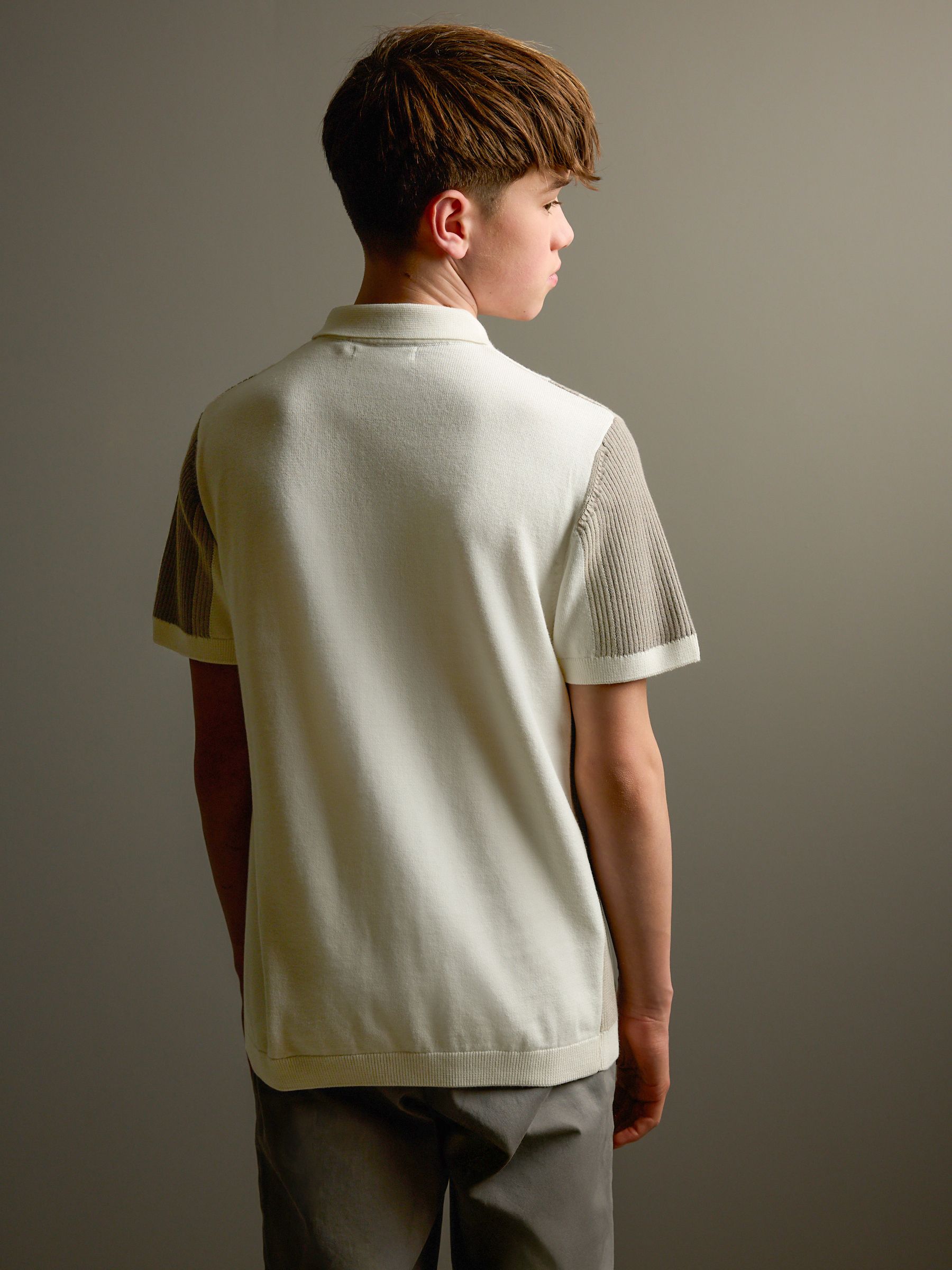Neutraal met kleurvlakken - Gebreid poloshirt met rits bij de hals (3-16jr)