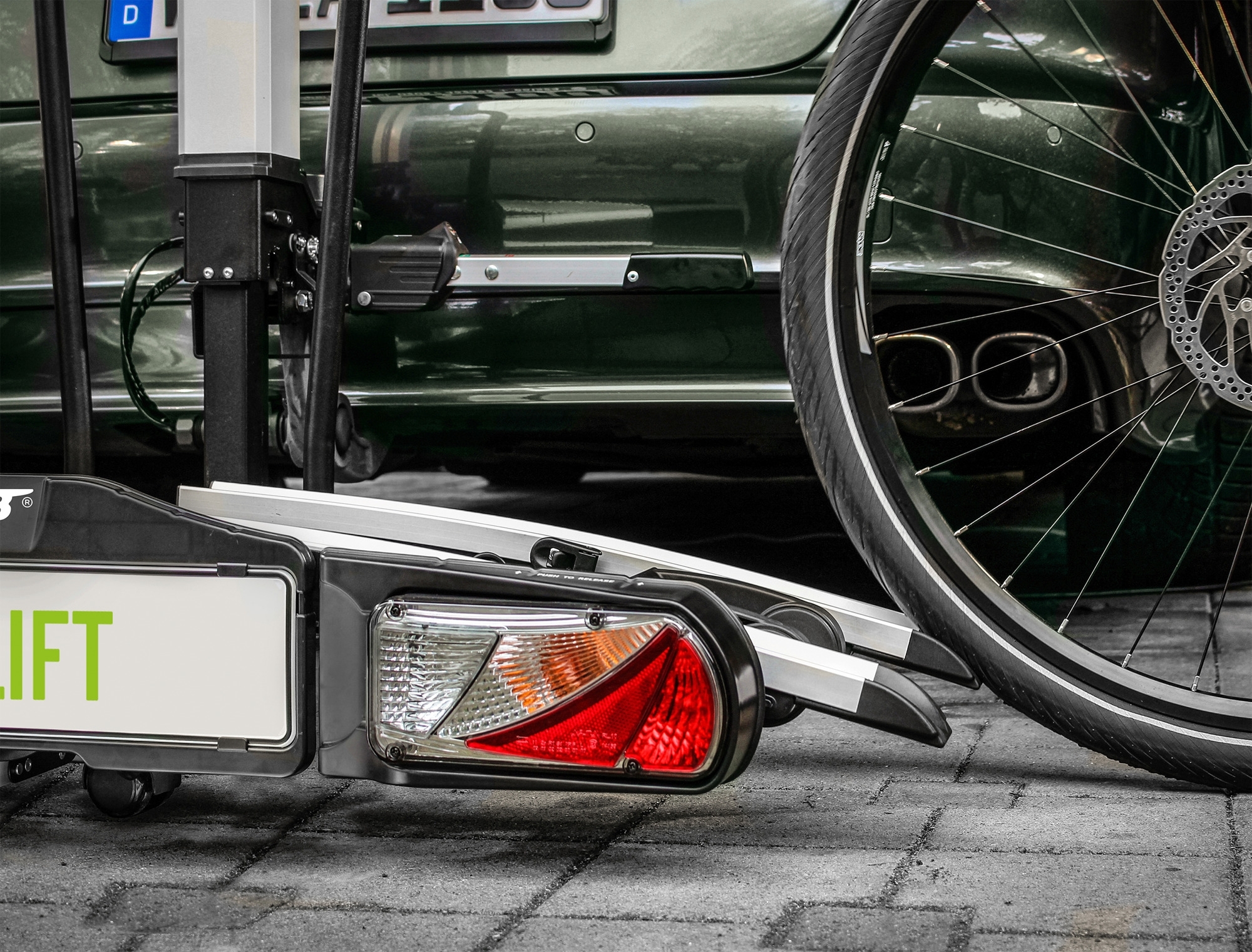 Eufab Bike Lift Fahrradträger für 2 Fahrräder auf der Anhängerkupplung schwarz, E-Bike geeignet