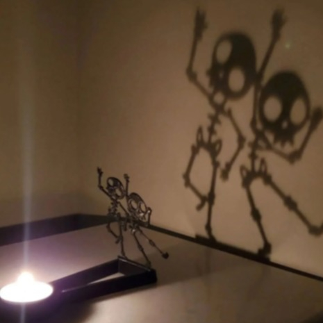 (14x14cm) Holz Deko Skelett Teelicht Halter Halloween Accessoire Totenkopf Kerzen Ständer - Schwarz