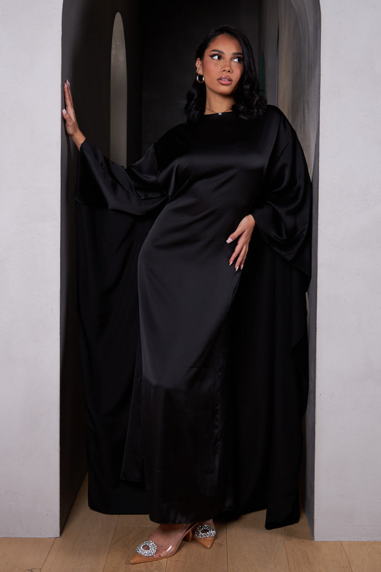 Robe ample ceinturée et satinée noire avec empiècement cape
