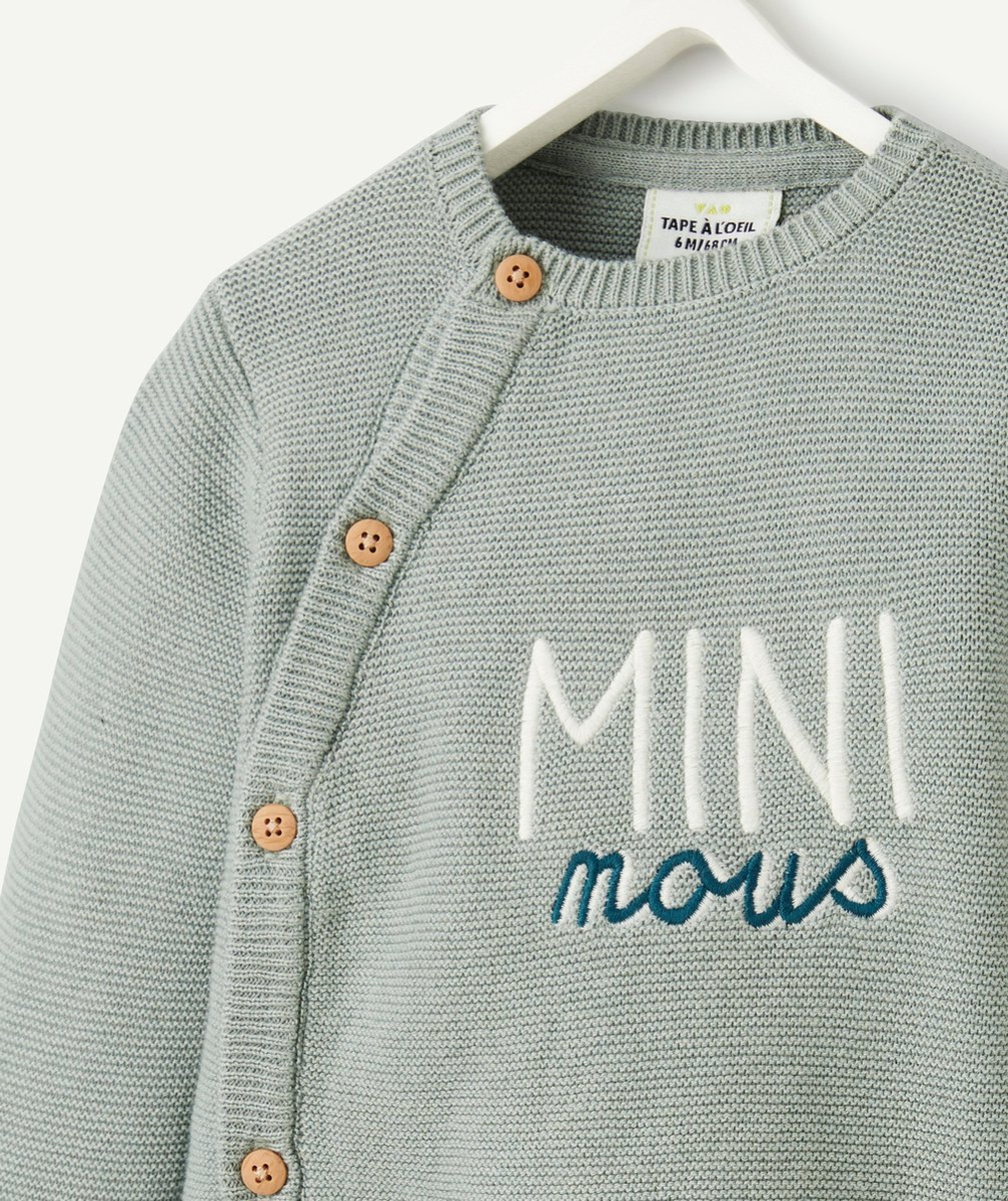 PULL BÉBÉ EN MAILLE VERT AVEC MESSAGE BRODÉ BLANC ET VERT