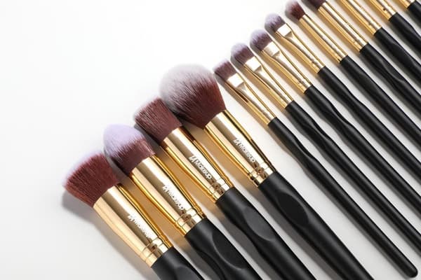 24 stk. profesjonelle og eksklusive sminkekoster i etuier Black / Gold
