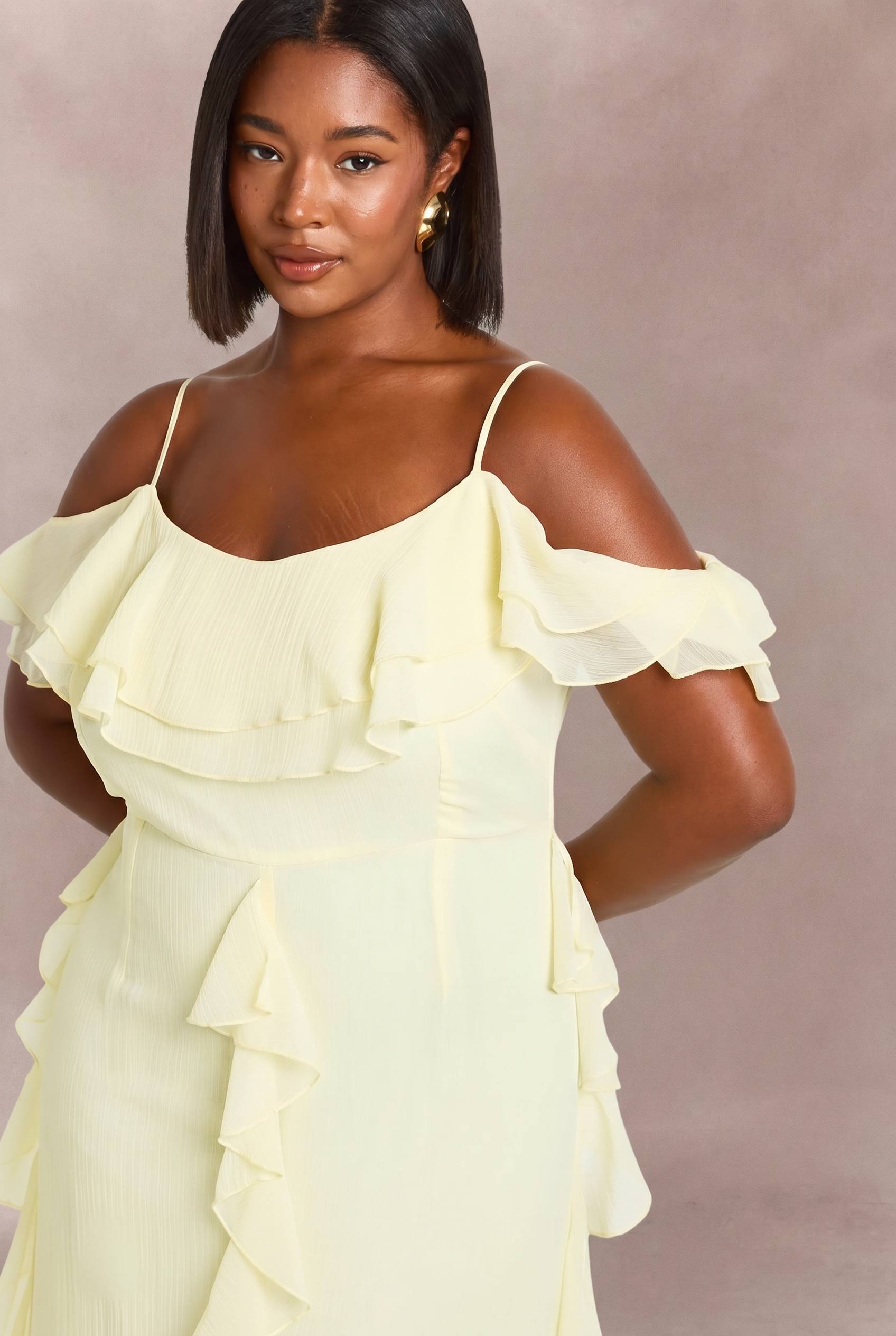 boohoo Robe Longue Grande Taille En Mousseline À Volants Et Épaules Dénudées