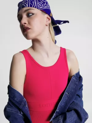 Vestido justo com faixa e logo