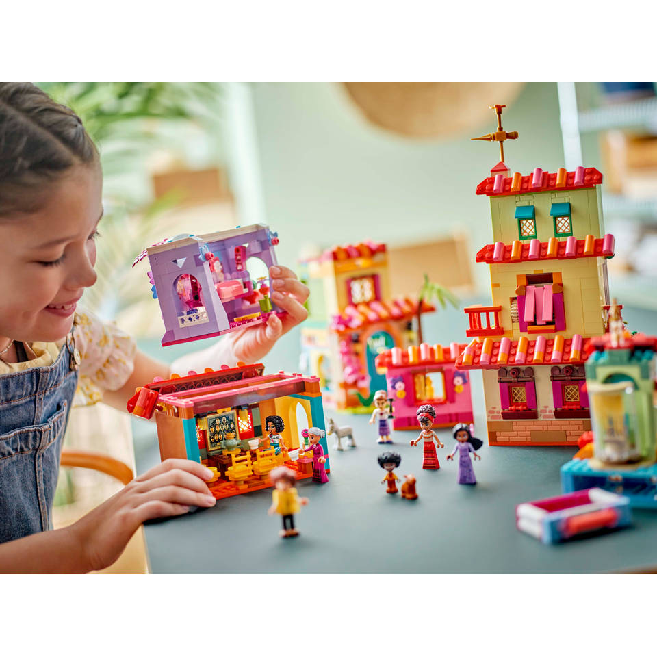 LEGO Disney Encanto het magische huis van de familie Madrigal 43245