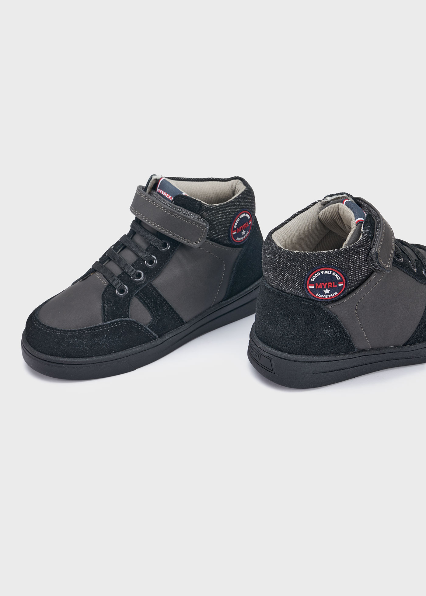 Bota esportiva de couro sustentável para meninos