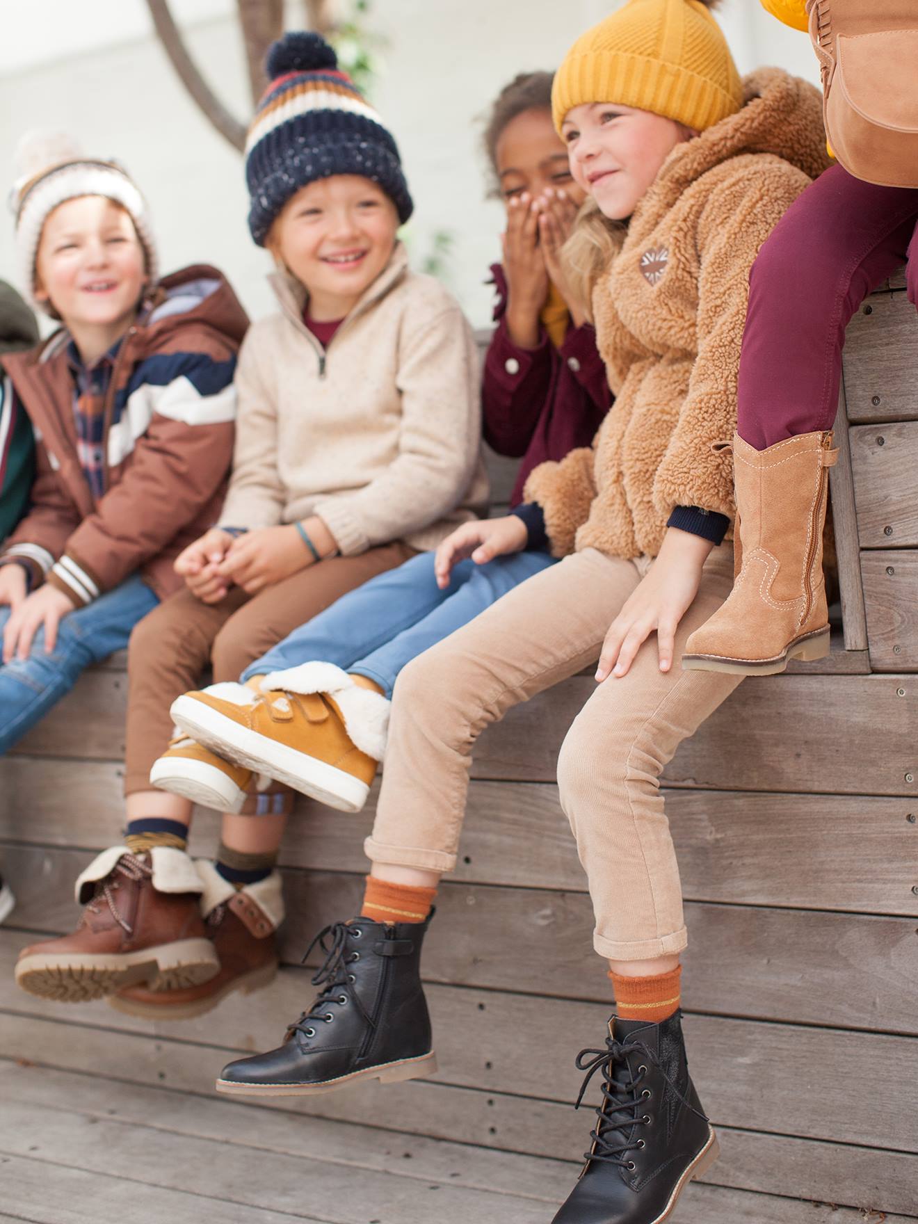 Botas de cano curto em couro com cadarço e zíper, para meninas, cor preta lisa.