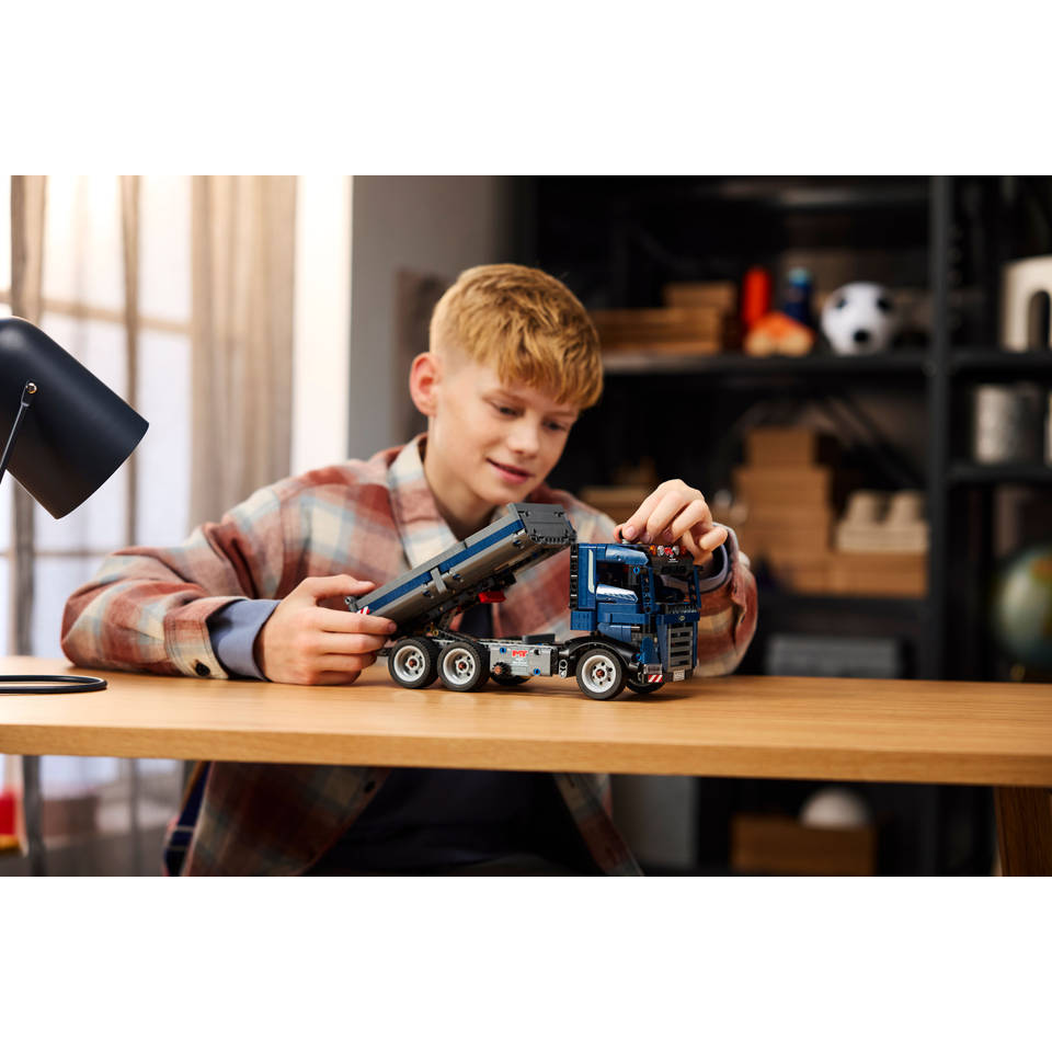 LEGO Technic vrachtwagen met kiepfunctie 42203