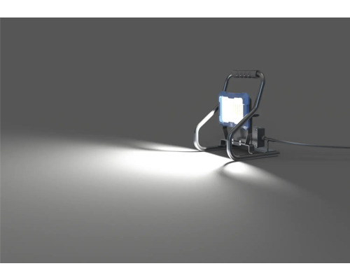 LUMAK PRO LED werklamp met statief IP54 50 W 8250 lm 6500 K Stroomkabel 3G1,5 mm² H07RN-F 5,0 m met stekker + 2x USB-uitgang + 1x geaard stopcontact