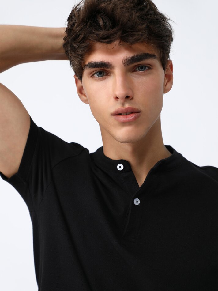 Camisa polo com gola mandarim - Preta