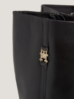 Botas de cano alto em couro com detalhes em metal