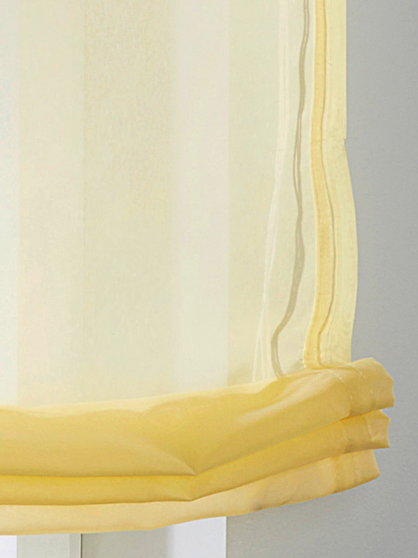 Store-bateau matière polyester légèrement transparente et structurée