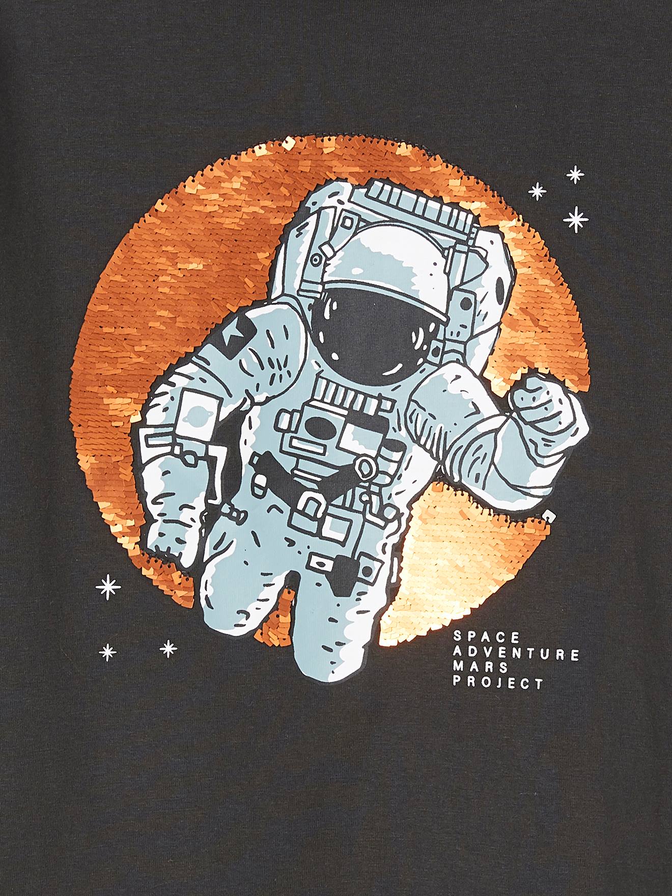 Camiseta infantil masculina reversível com lantejoulas e estampa de astronauta, cinza mesclado.