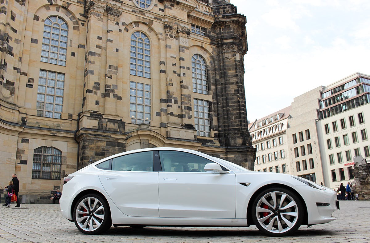 Tesla Model 3 Performance mieten Dresden (1 Tag)