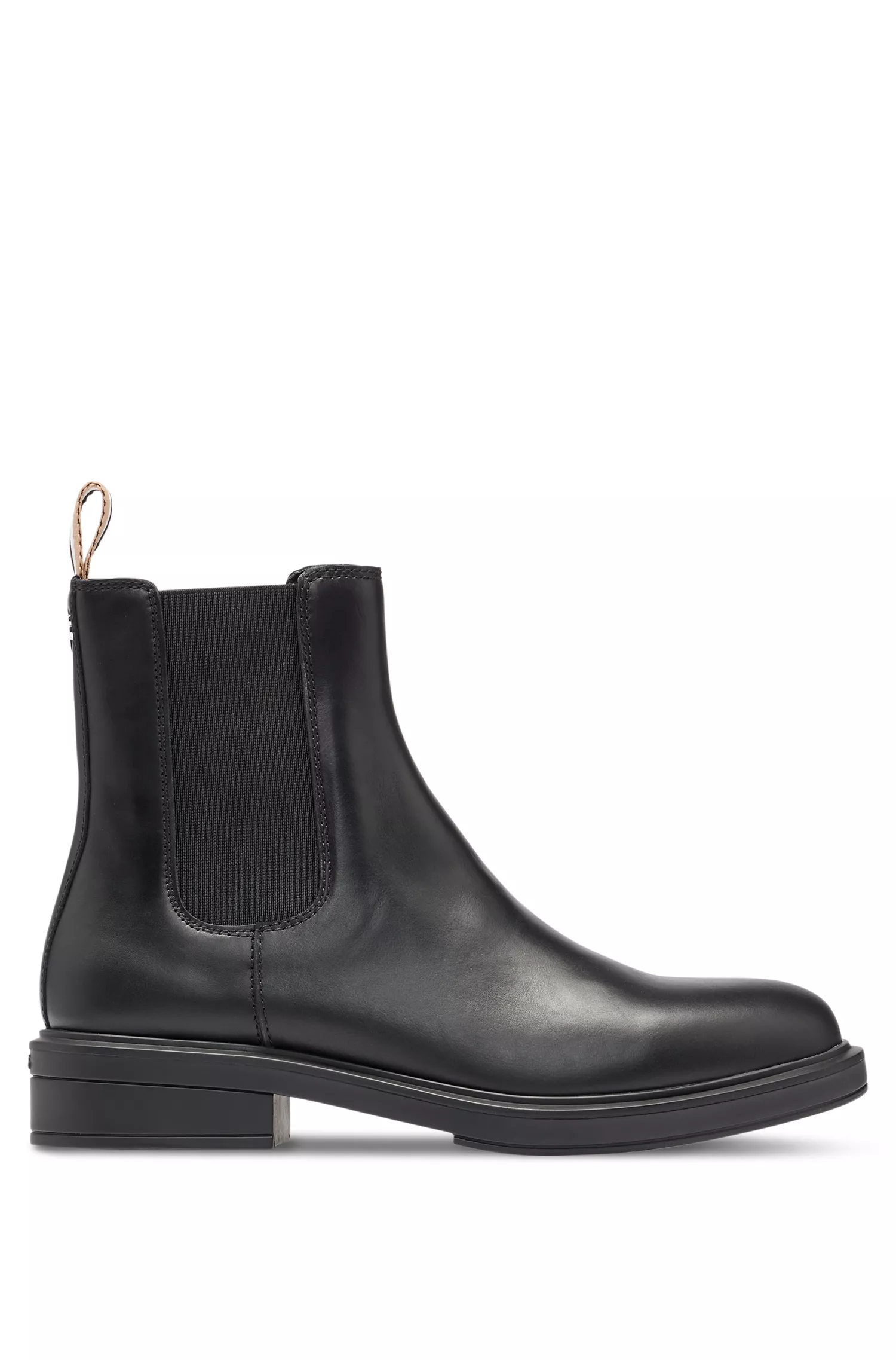 Botas Chelsea BOSS em couro preto com detalhes da marca e faixa característica.