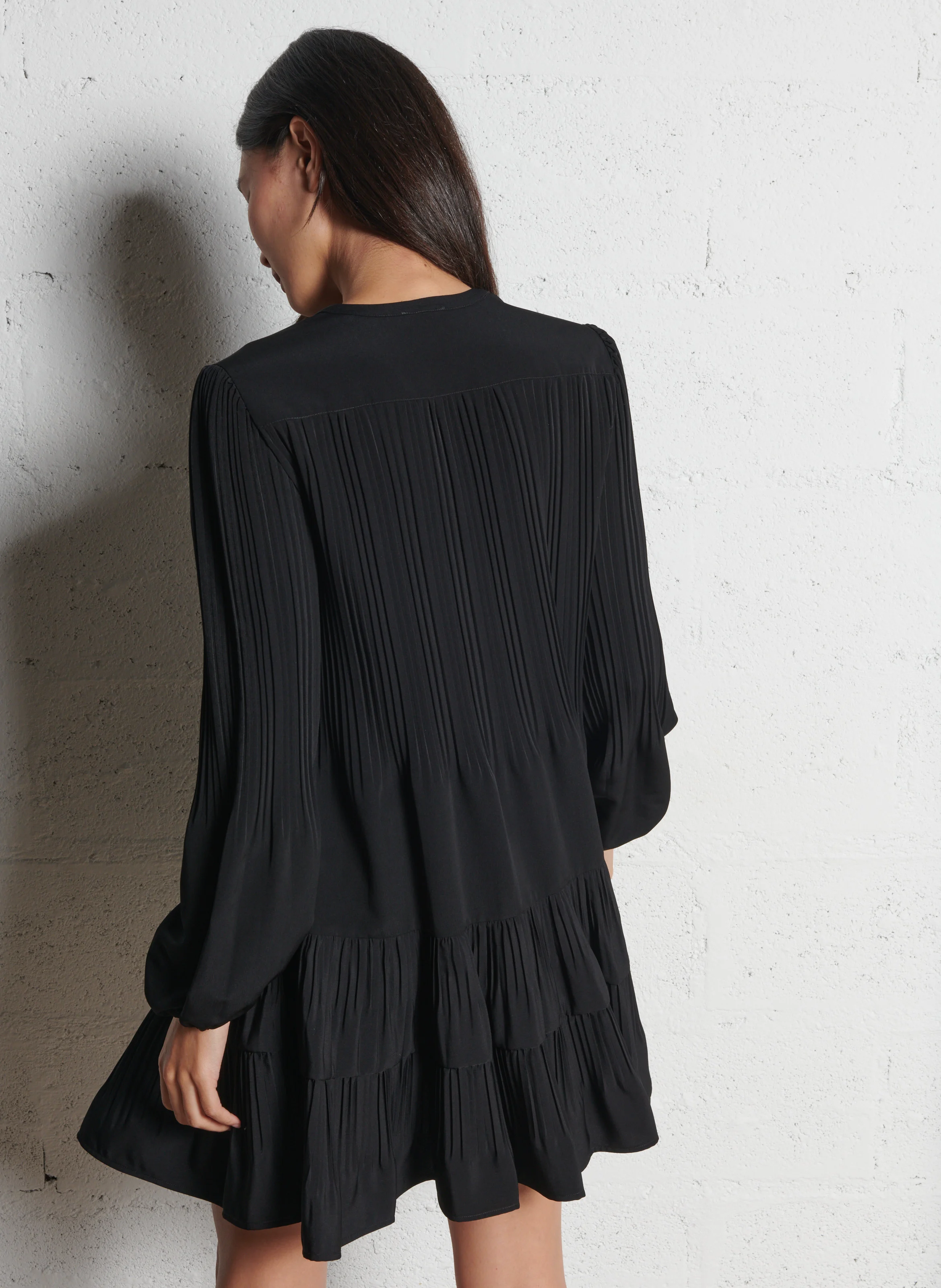 Robe courte col rond plissée| Noir