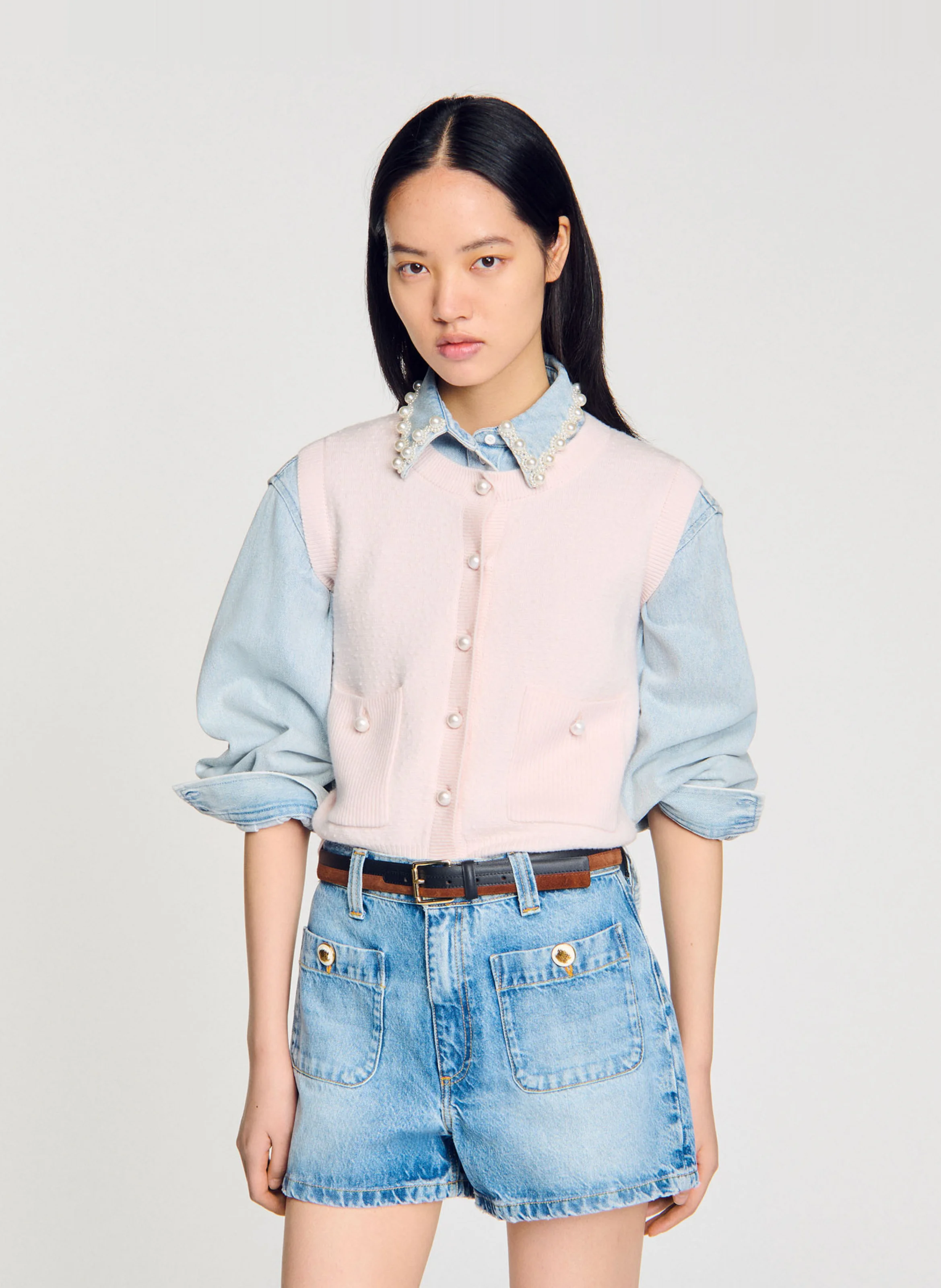 Cardigan court sans manches à boutons fantaisies | Rose