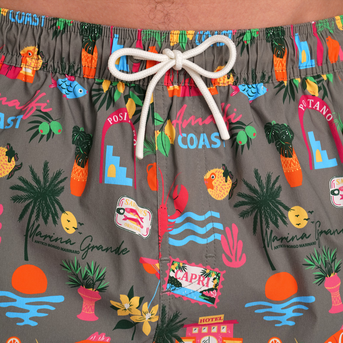 Jonas Nielsen Herren Badeshorts mit Allover-Muster dunkeloliv / bunt