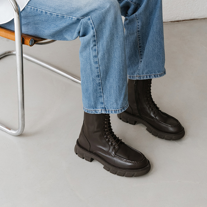 Boots à lacets et semelles épaisses  en cuir glacé marron