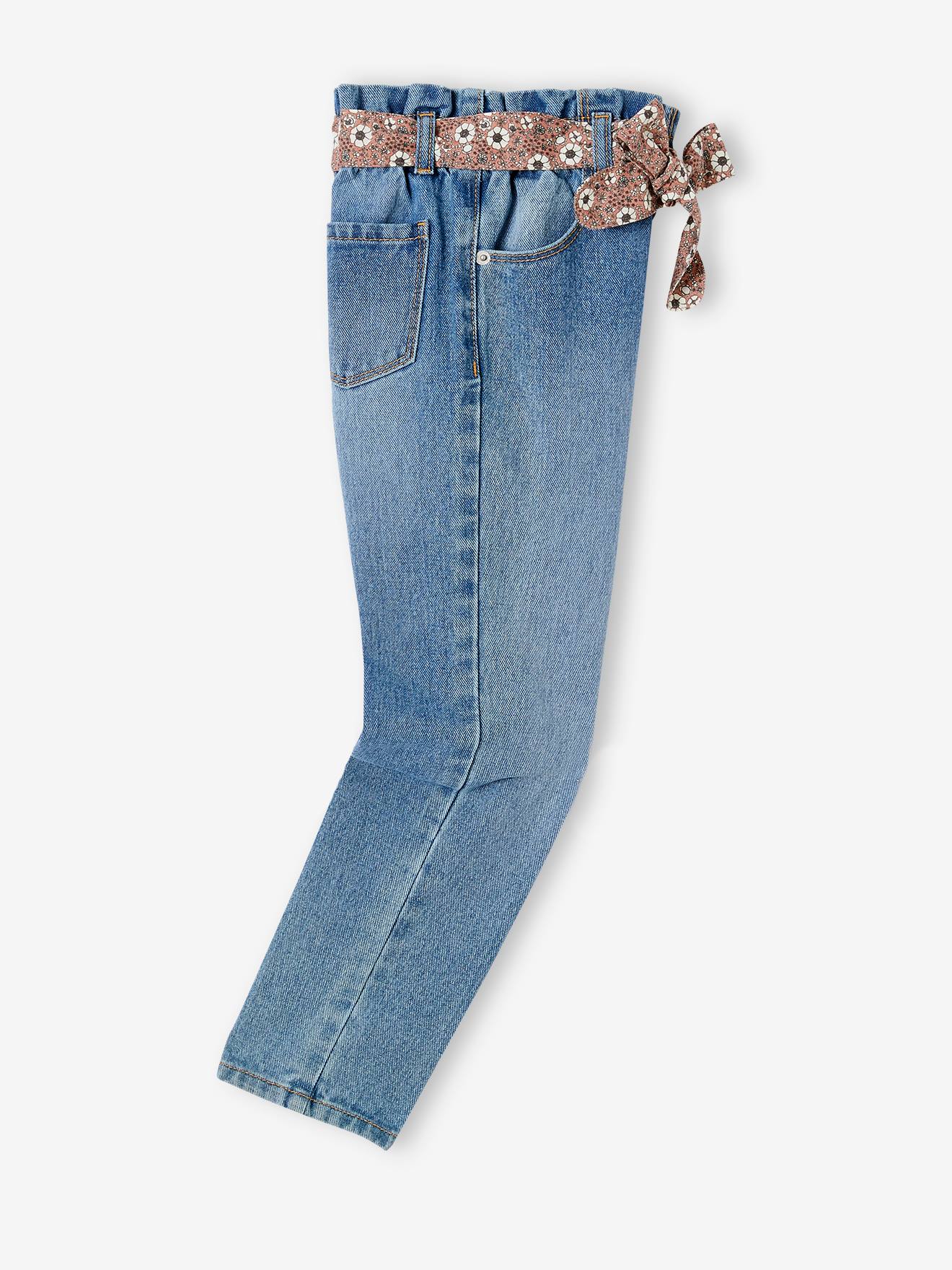 Calça jeans estilo paperbag e cinto floral, garota de jeans cinza
